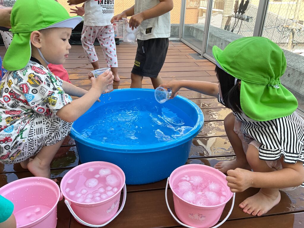 夏の涼しい氷遊び体験 大阪 保育園 くじら保育園 202609-3