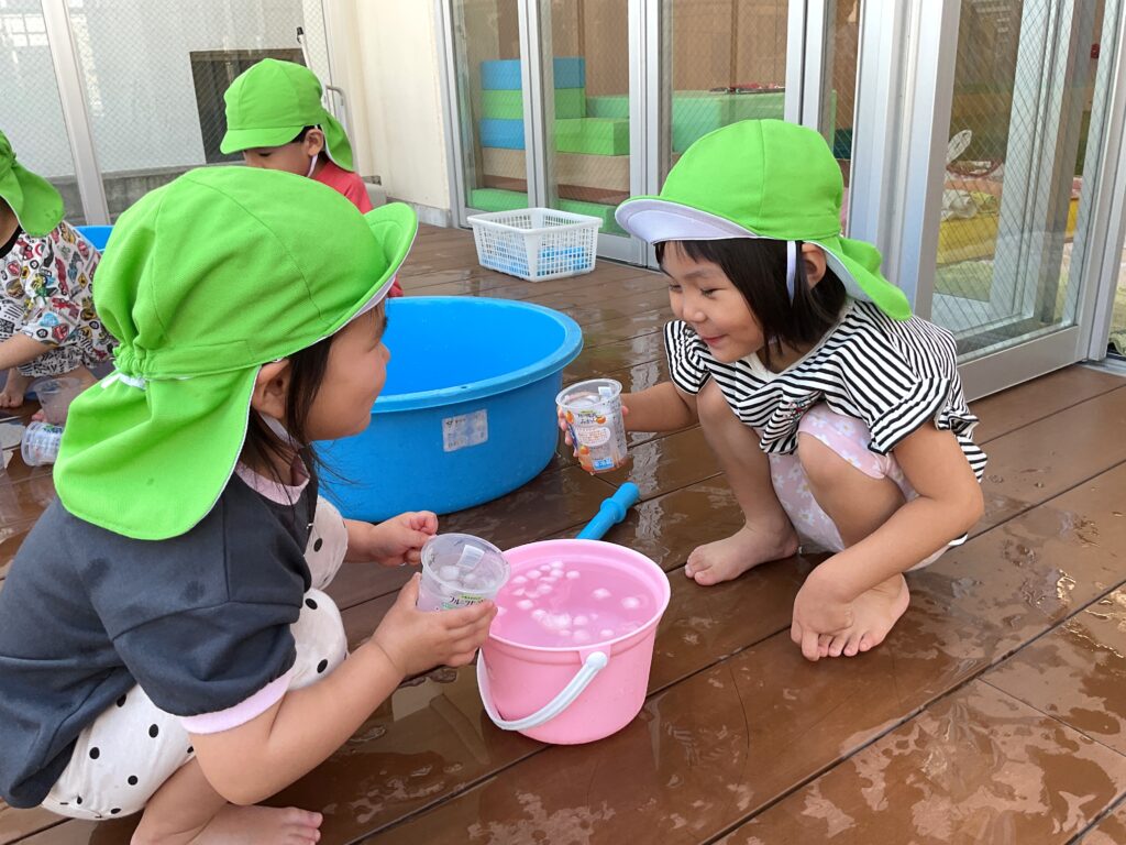 夏の涼しい氷遊び体験 大阪 保育園 くじら保育園 202609-4