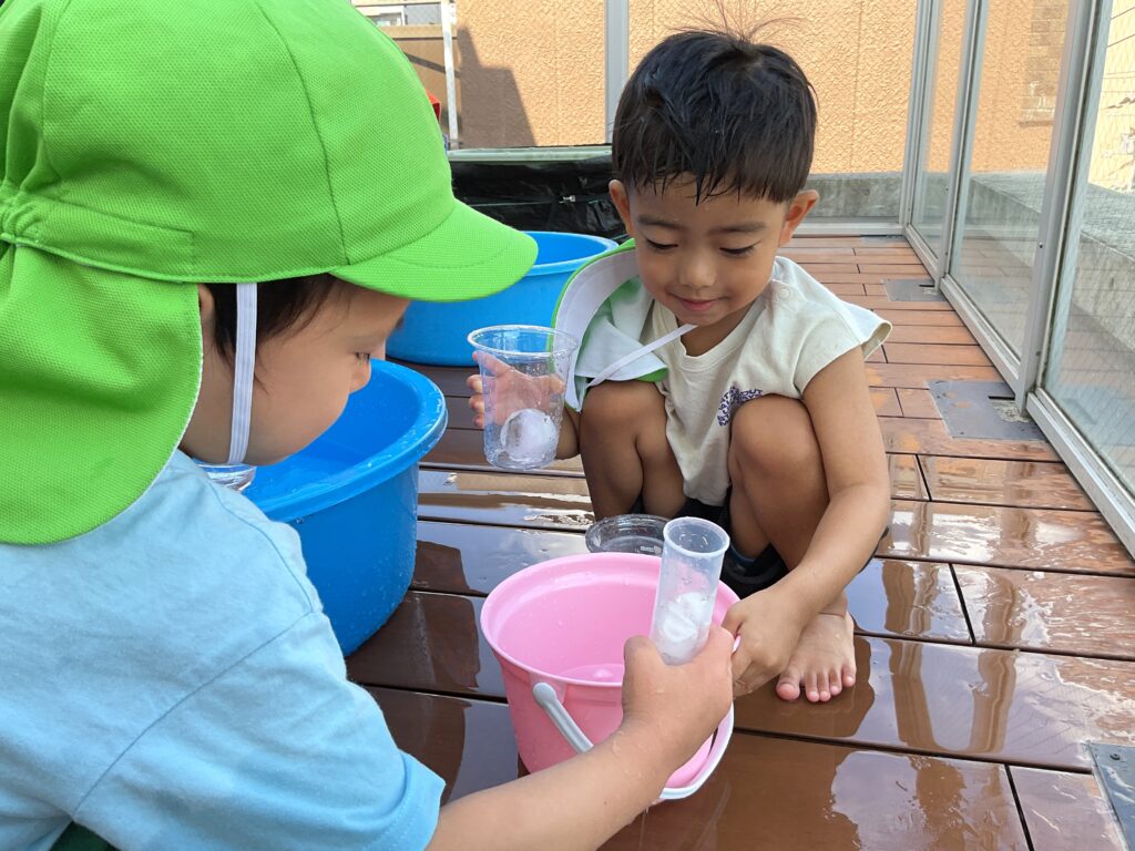 夏の涼しい氷遊び体験 大阪 保育園 くじら保育園 202609-2
