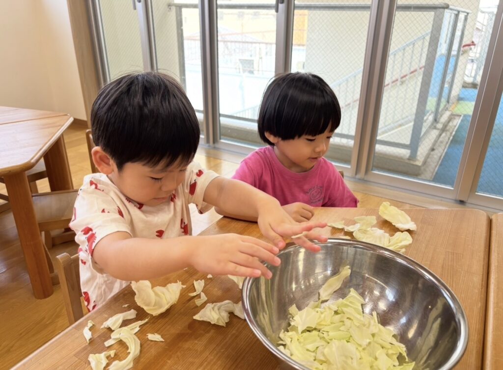 保育園給食のお手伝いで食育体験 大阪 くじら保育園 202608-1