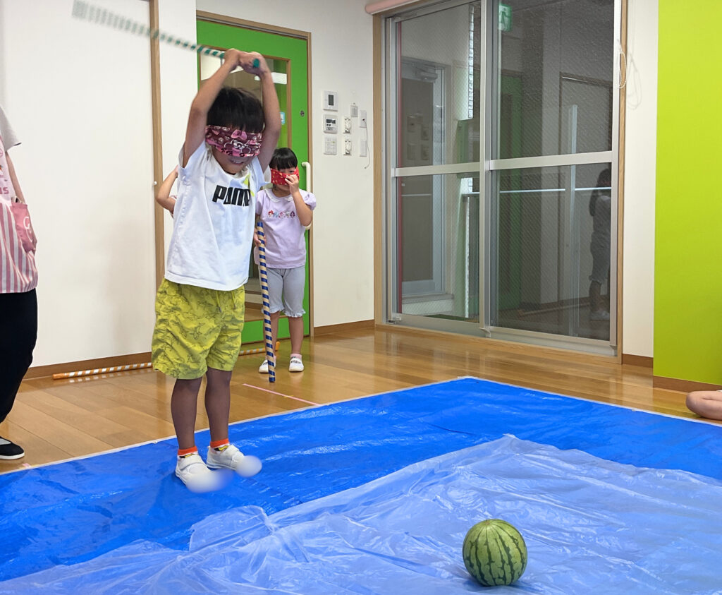 夏の恒例行事 保育園ですいか割り 大坂 くじら保育園 202608-4