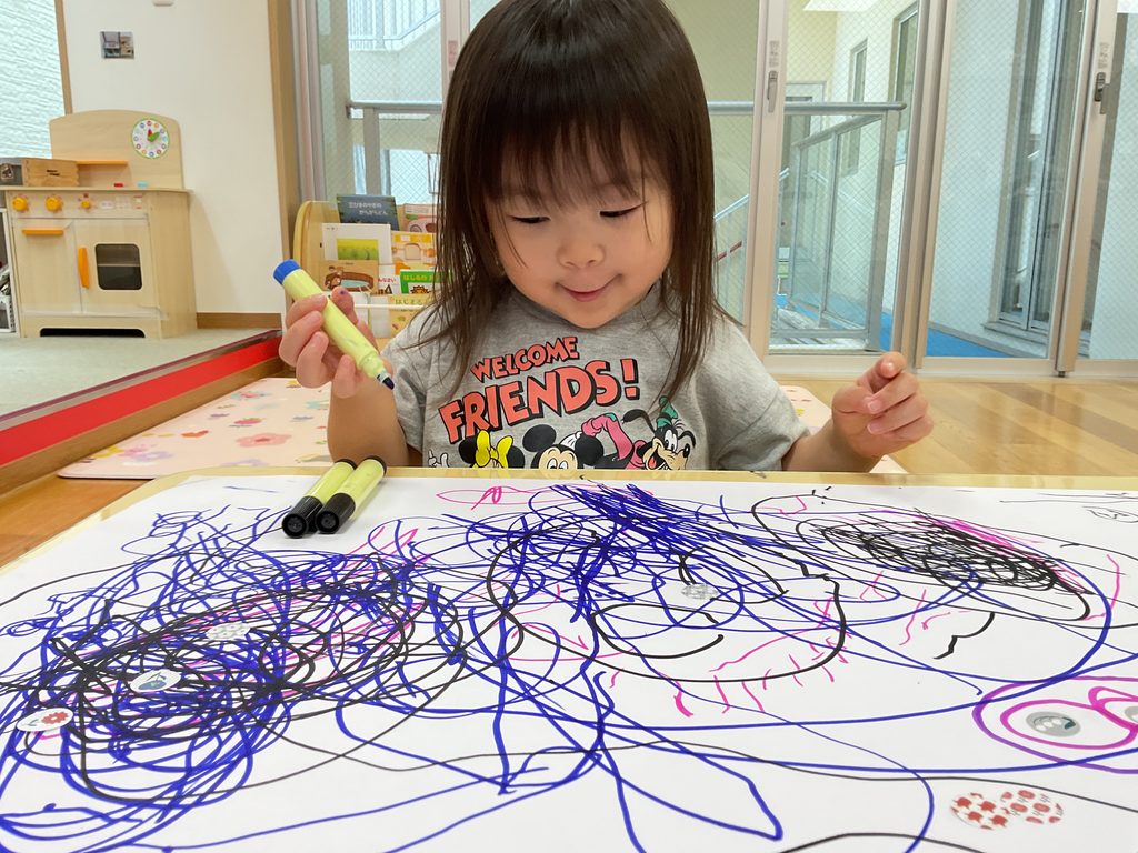 保育園で模造紙にお絵かき　大阪　くじら保育園　202610-1