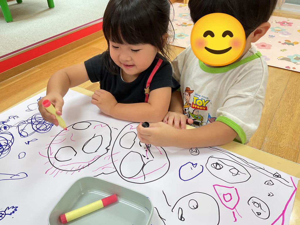 保育園で模造紙にお絵かき　大阪　くじら保育園　202610-3