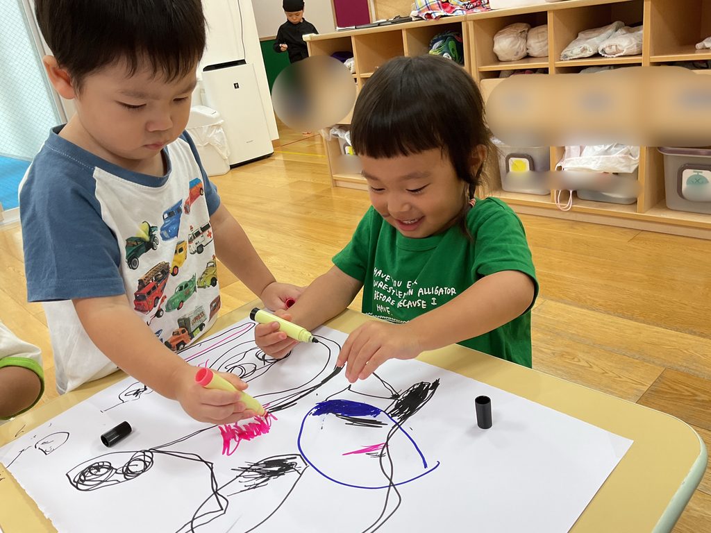 保育園で模造紙にお絵かき　大阪　くじら保育園　202610-2