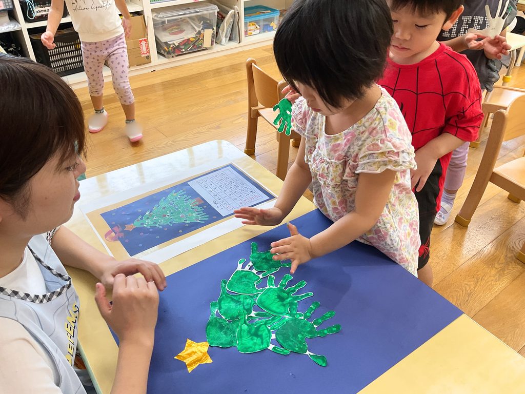 縦割り保育でカレンダーづくり 大阪　くじら保育園　202610-1