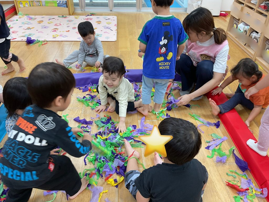 保育園で花紙遊び　大阪　くじら保育園　202610-5