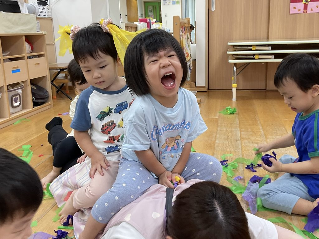 保育園で花紙遊び　大阪　くじら保育園　202610-3