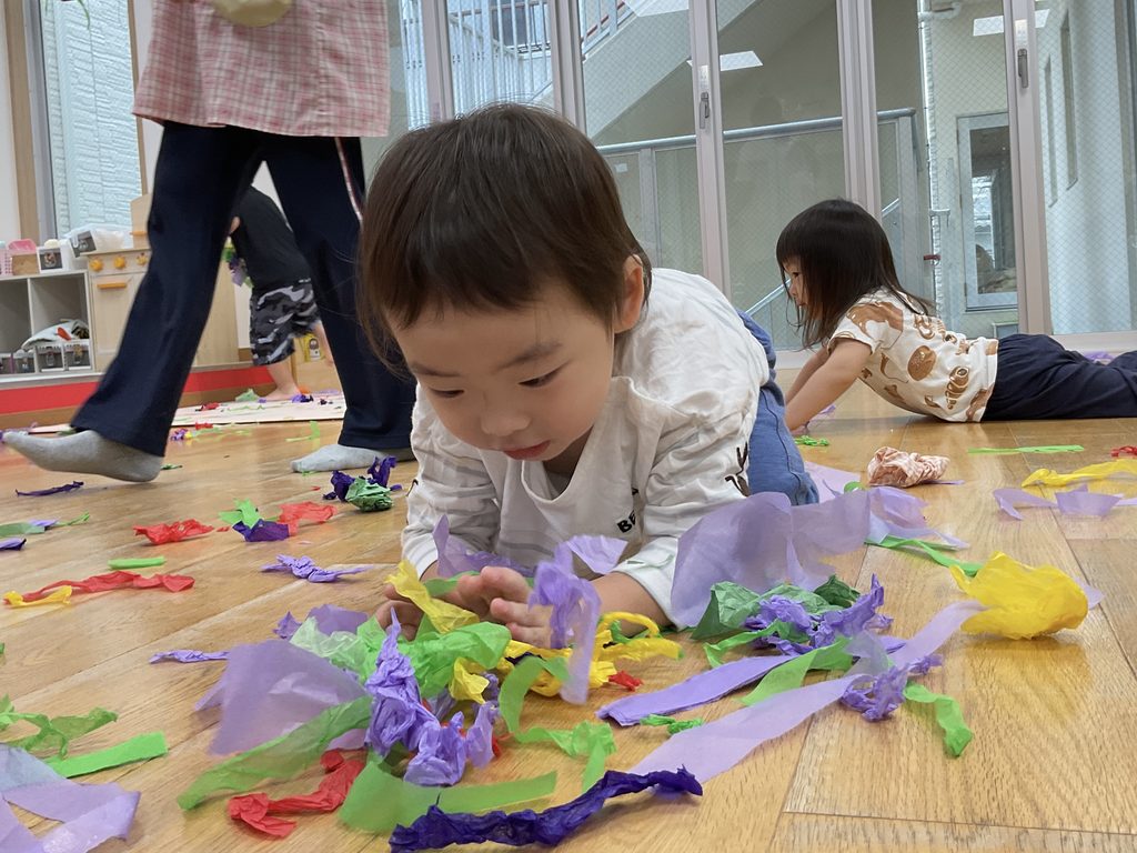 保育園で花紙遊び　大阪　くじら保育園　202610-4