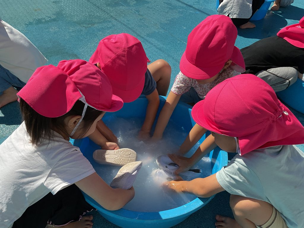 保育園の上靴洗い　大阪　くじら保育園　202610-2