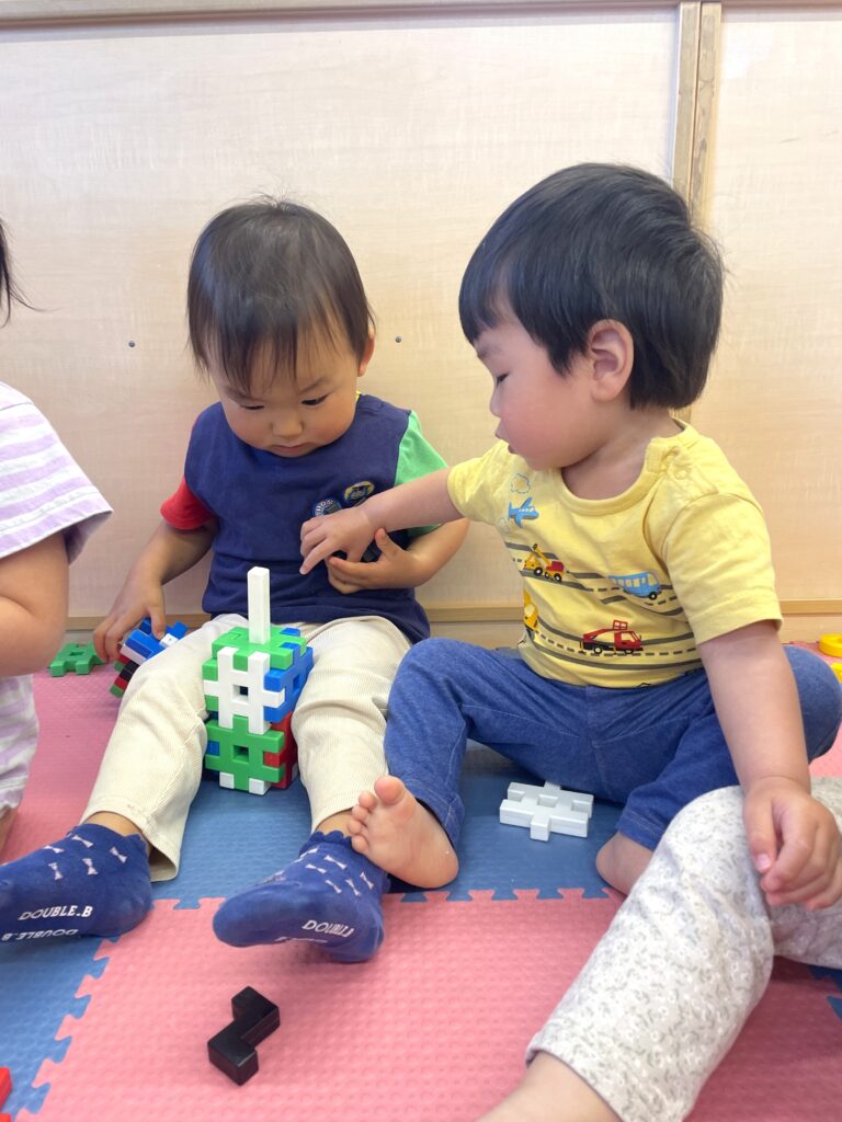 ブロック 見た手遊び 室内遊び くじら保育園 豊津東 202505-5