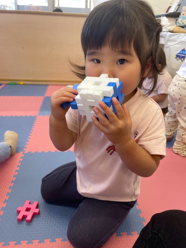 ブロック 見た手遊び 室内遊び くじら保育園 豊津東 202505-4