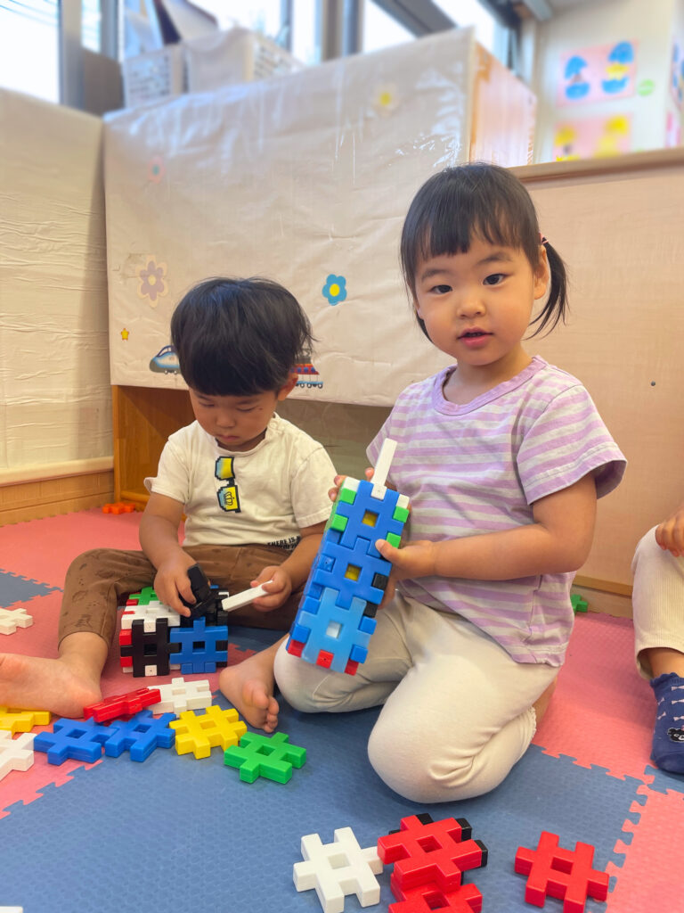 ブロック 見た手遊び 室内遊び くじら保育園 豊津東 202505-3