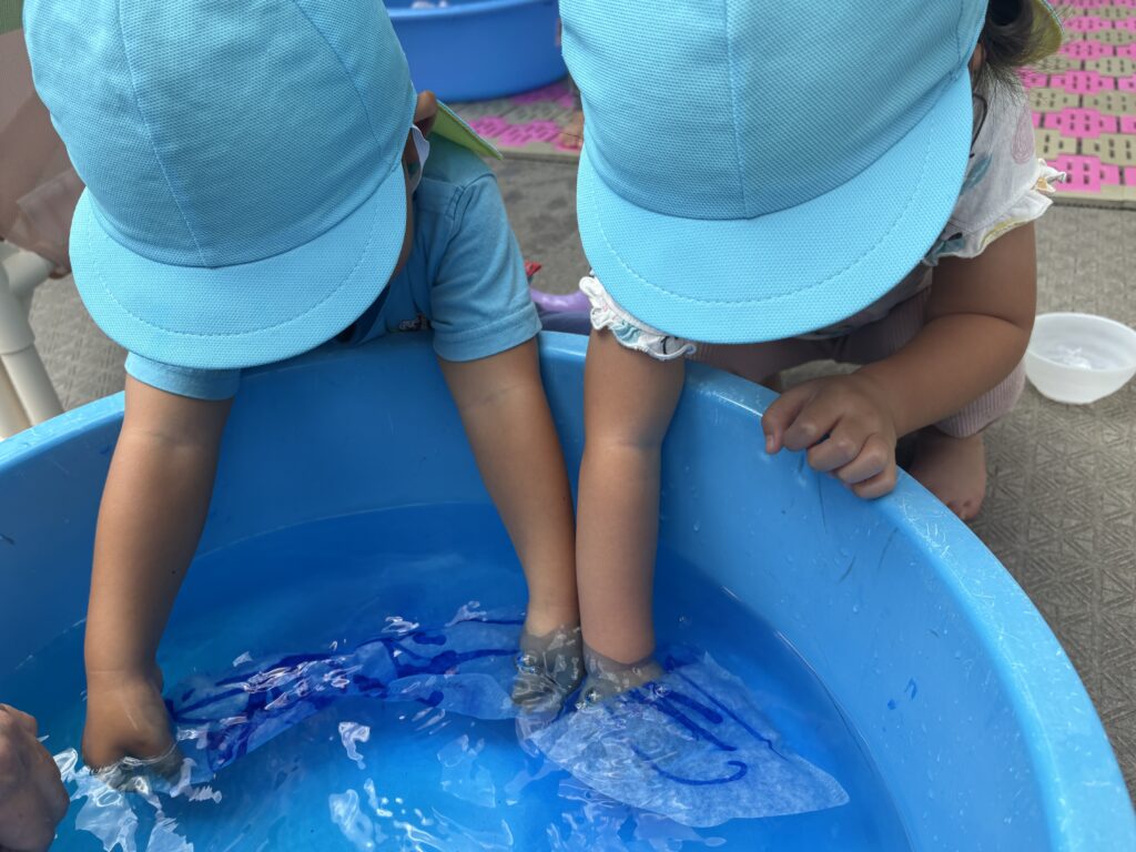 染め紙　水遊び　製作　夏祭り　夏祭り準備　くじら保育園　豊津東園　吹田市　202507-1