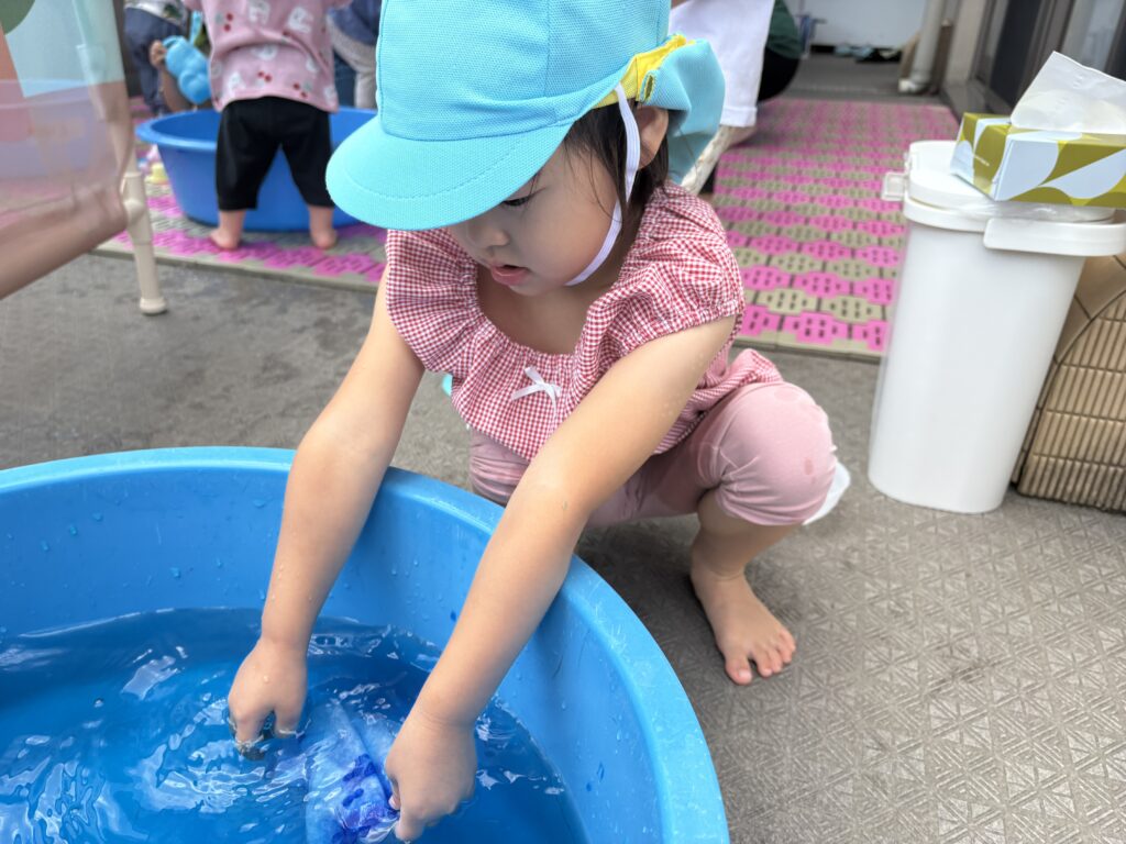染め紙　水遊び　製作　夏祭り　夏祭り準備　くじら保育園　豊津東園　吹田市　202507-2
