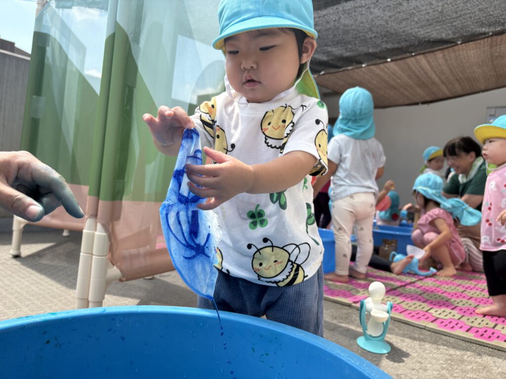 染め紙　水遊び　製作　夏祭り　夏祭り準備　くじら保育園　豊津東園　吹田市　202507-4