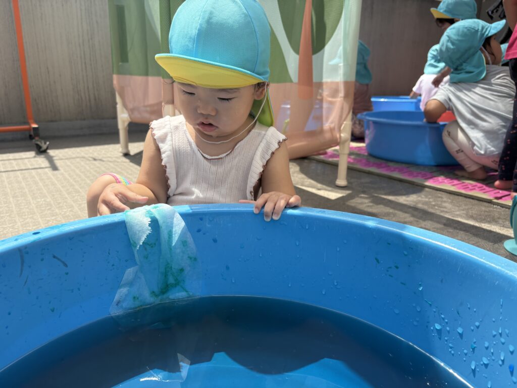 染め紙　水遊び　製作　夏祭り　夏祭り準備　くじら保育園　豊津東園　吹田市　202507-3