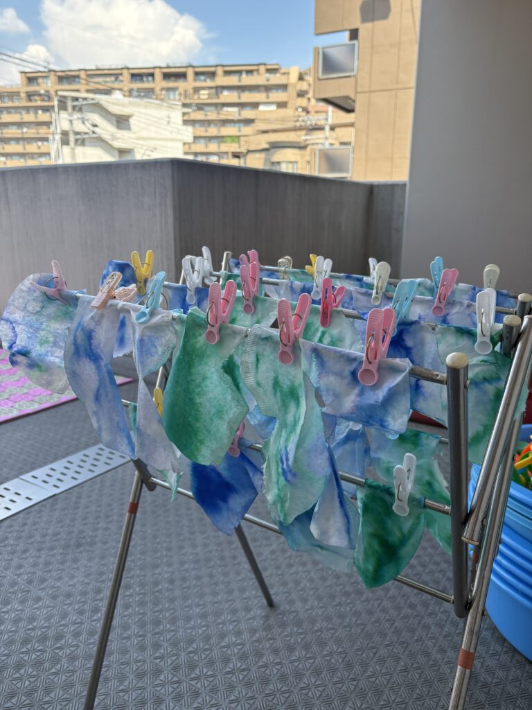 染め紙　水遊び　製作　夏祭り　夏祭り準備　くじら保育園　豊津東園　吹田市　202507-5