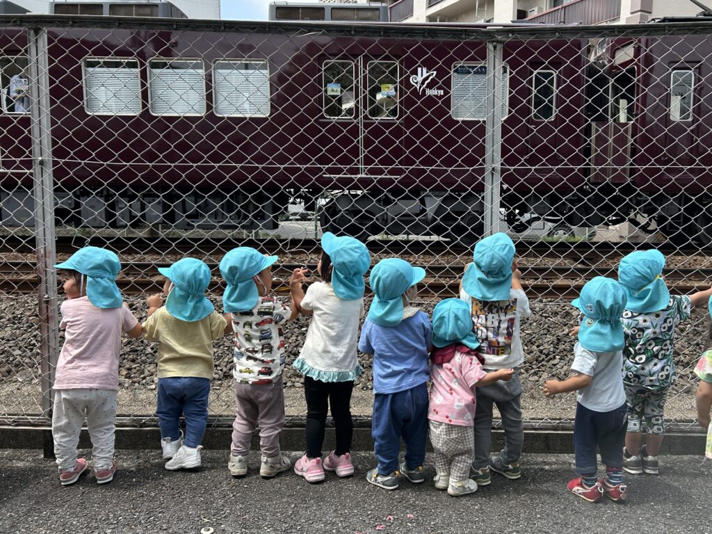 お誕生日会 6月生まれ 誕生児 お誕生日プレート 阪急電車 くじら保育園 豊津東 吹田市 202507-5