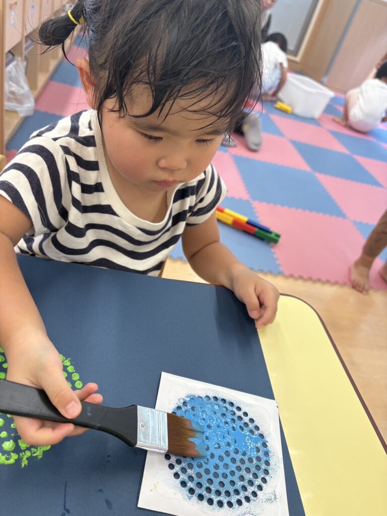 製作　夏　ひまわり　クリームソーダ　花火　絵具　シール　のり　０歳児　１歳児　２歳児　くじら保育園　大阪　吹田市　豊津東園　202508-2