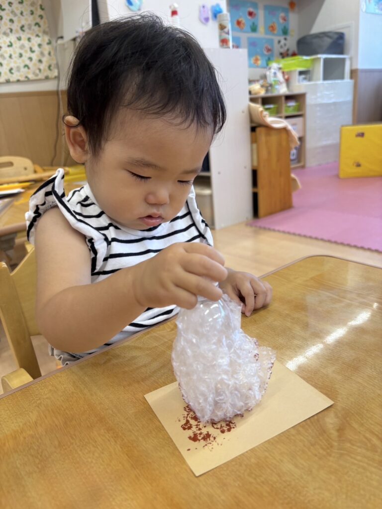 製作　夏　ひまわり　クリームソーダ　花火　絵具　シール　のり　０歳児　１歳児　２歳児　くじら保育園　大阪　吹田市　豊津東園　202508-4