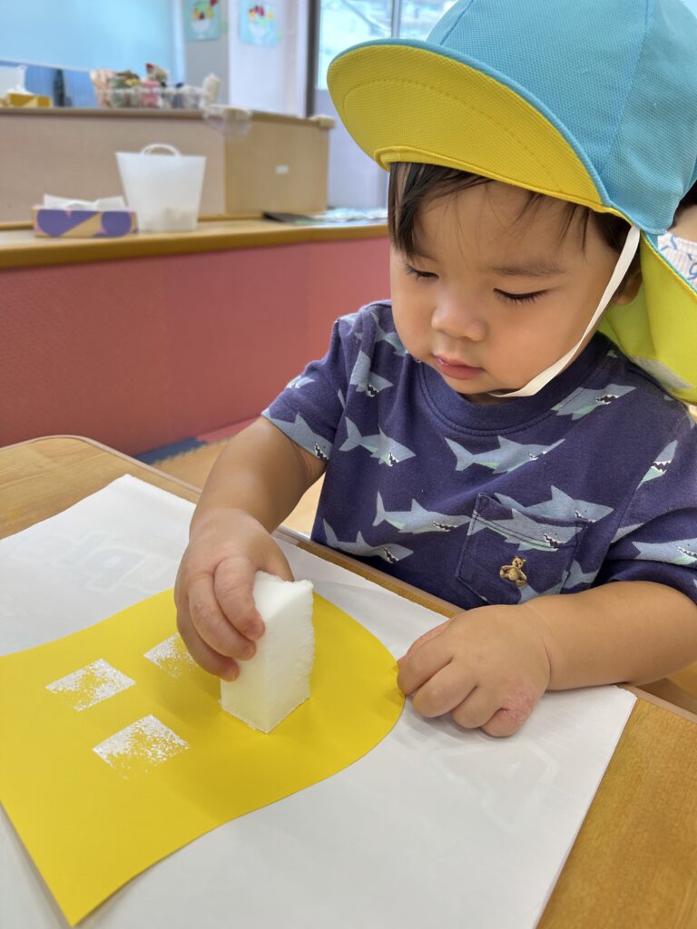 製作　夏　ひまわり　クリームソーダ　花火　絵具　シール　のり　０歳児　１歳児　２歳児　くじら保育園　大阪　吹田市　豊津東園　202508-3