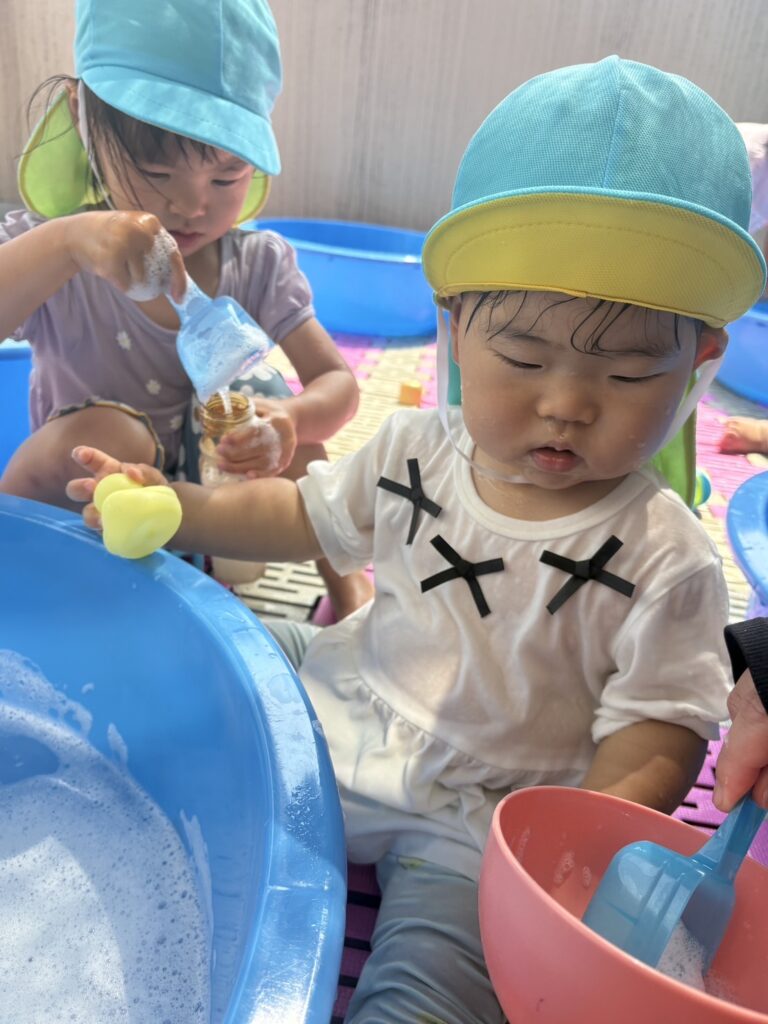 水遊び　泡遊び　感触遊び　夏の遊び　くじら保育園　豊津東　吹田市　大阪　保育園　202508-3