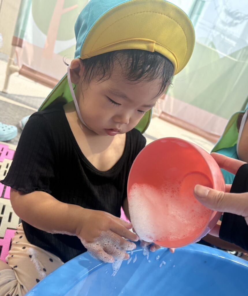 水遊び　泡遊び　感触遊び　夏の遊び　くじら保育園　豊津東　吹田市　大阪　保育園　202508-4
