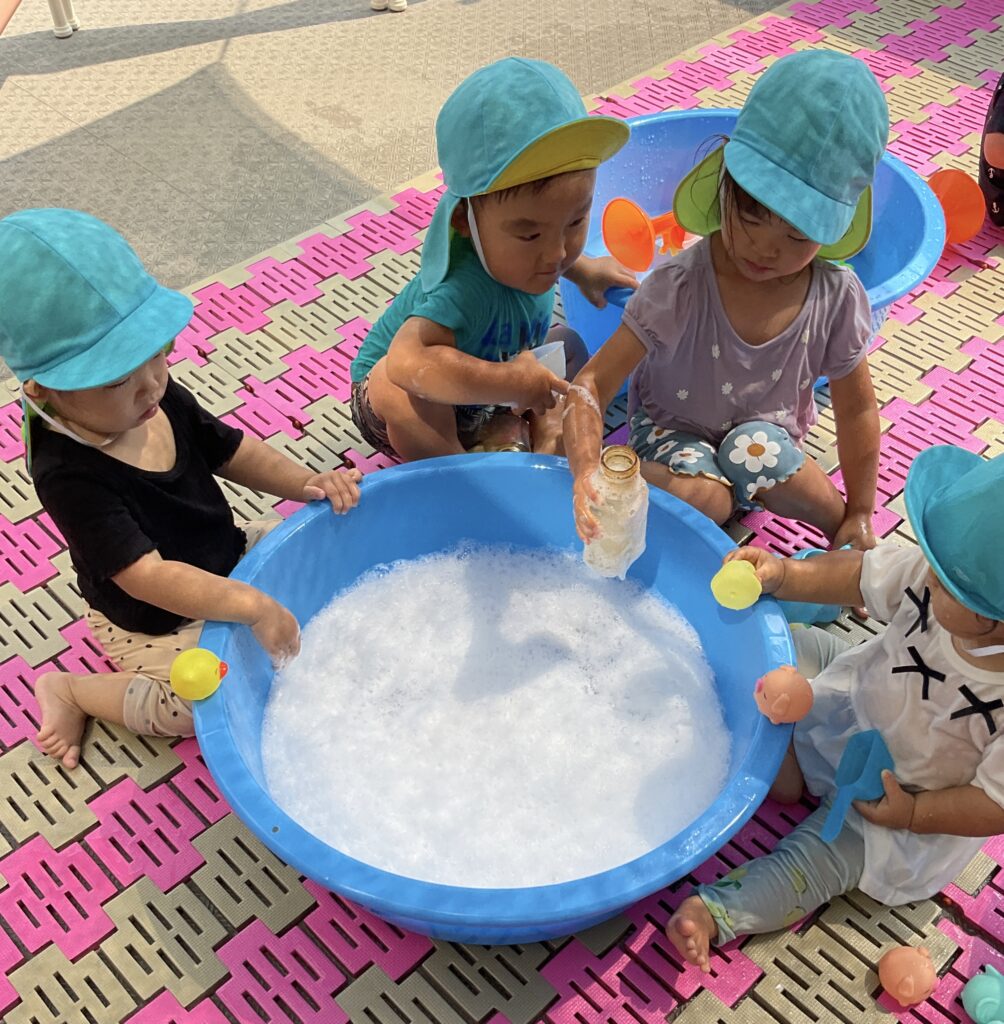 水遊び　泡遊び　感触遊び　夏の遊び　くじら保育園　豊津東　吹田市　大阪　保育園　202508-1
