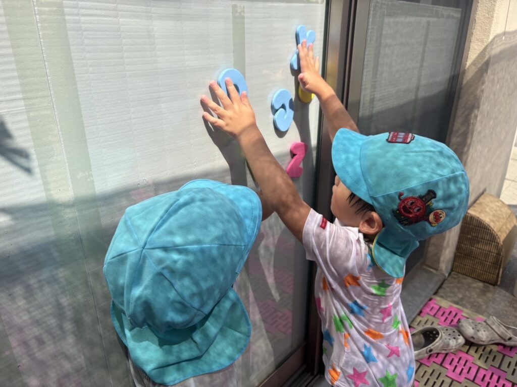 水遊び　スポンジ　網戸　くじら保育園　豊津東　吹田市　大阪　保育園　20259-5