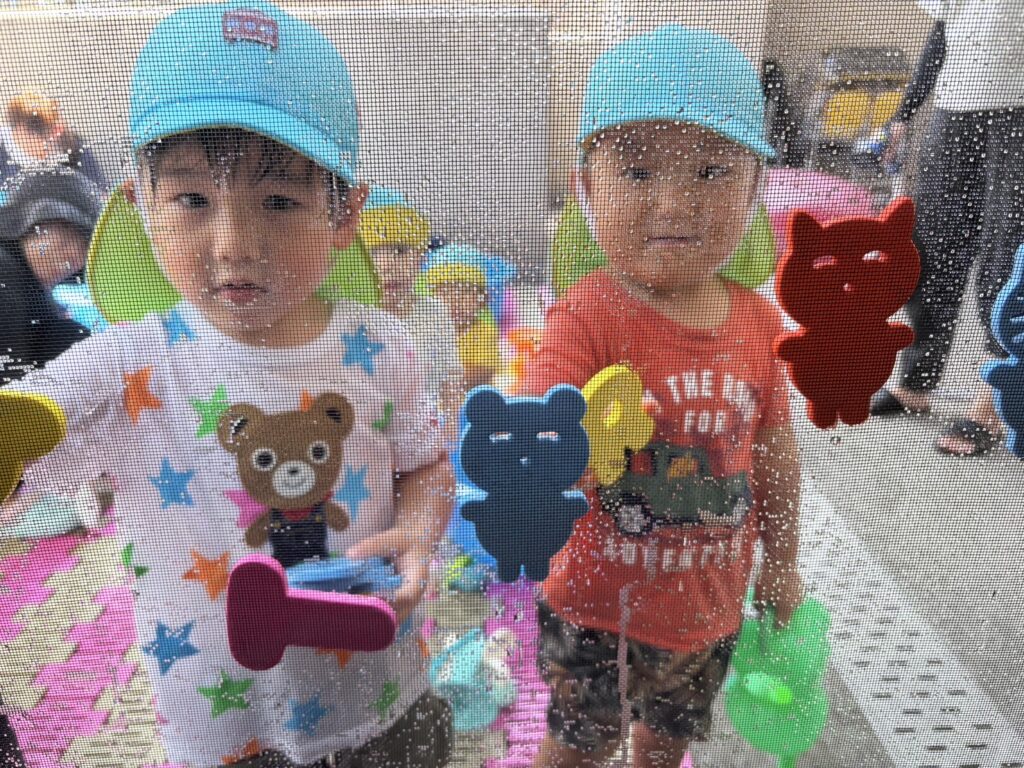 水遊び　スポンジ　網戸　くじら保育園　豊津東　吹田市　大阪　保育園　20259-1