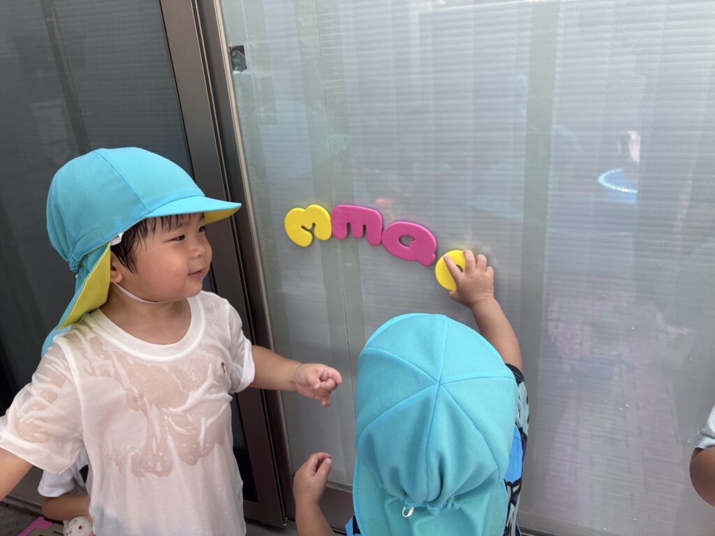 水遊び　スポンジ　網戸　くじら保育園　豊津東　吹田市　大阪　保育園　20259-3
