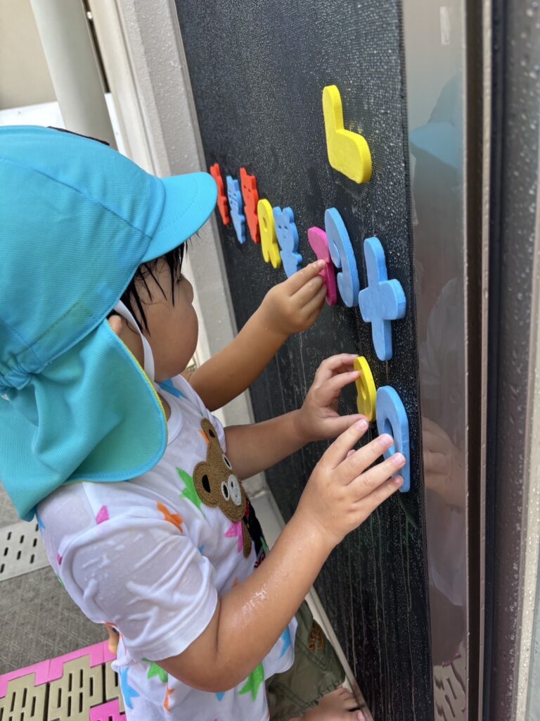 水遊び　スポンジ　網戸　くじら保育園　豊津東　吹田市　大阪　保育園　20259-2