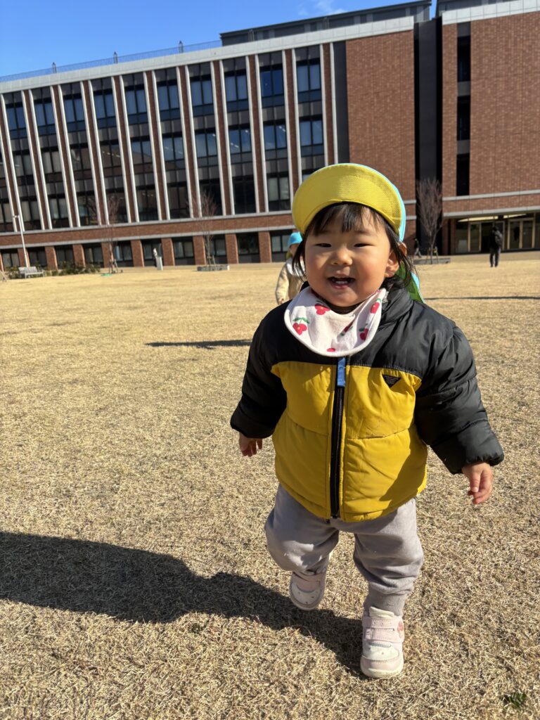 大和大学へ異年齢保育お散歩　大阪　保育園　くじら保育園　202601-1