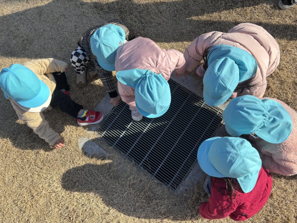 大和大学へ異年齢保育お散歩　大阪　保育園　くじら保育園　202601-4