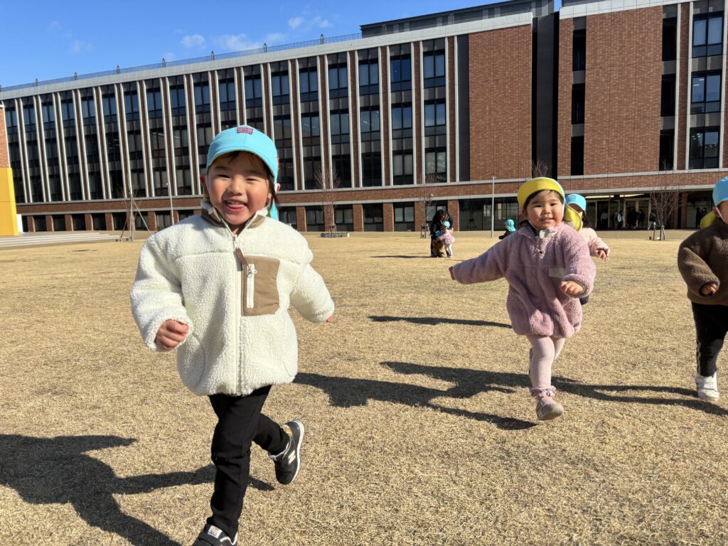 大和大学へ異年齢保育お散歩　大阪　保育園　くじら保育園　202601-3