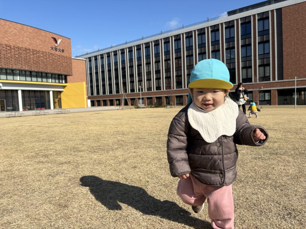 大和大学へ異年齢保育お散歩　大阪　保育園　くじら保育園　202601-2