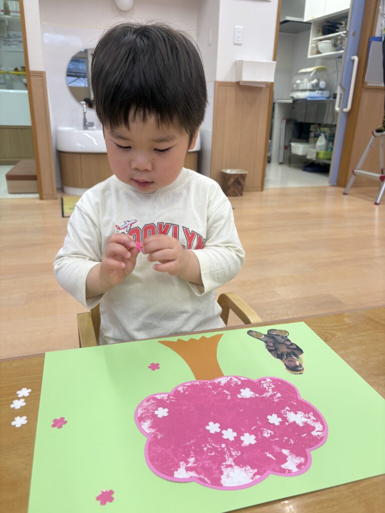 保育園春の壁面製作　大阪　くじら保育園　2022603-3