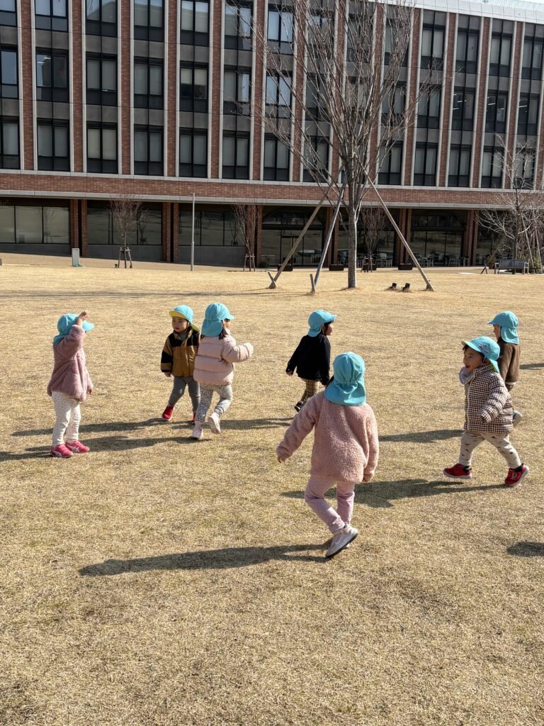 大和大学へお散歩　大阪　保育園　くじら保育園　202602-3
