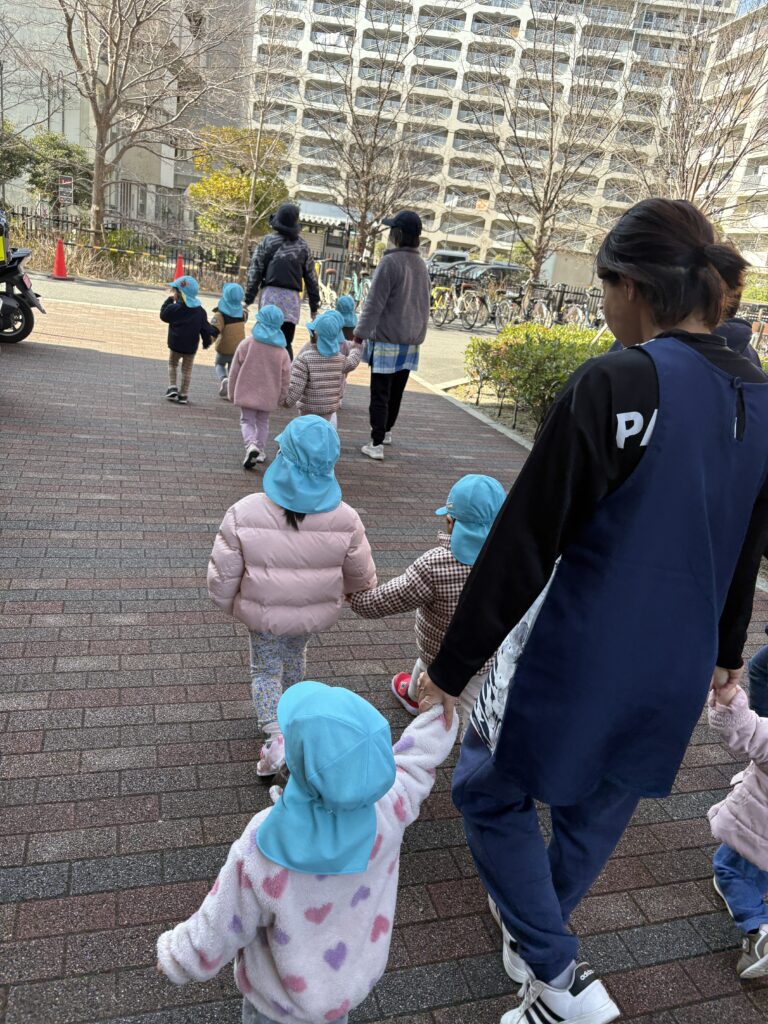 大和大学へお散歩　大阪　保育園　くじら保育園　202602-1