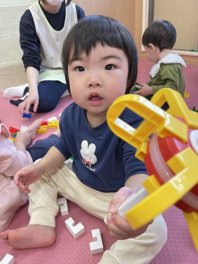 室内遊びで異年齢交流　大阪　保育園　くじら保育園　202603-2