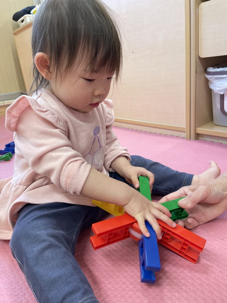 室内遊びで異年齢交流　大阪　保育園　くじら保育園　202603-4