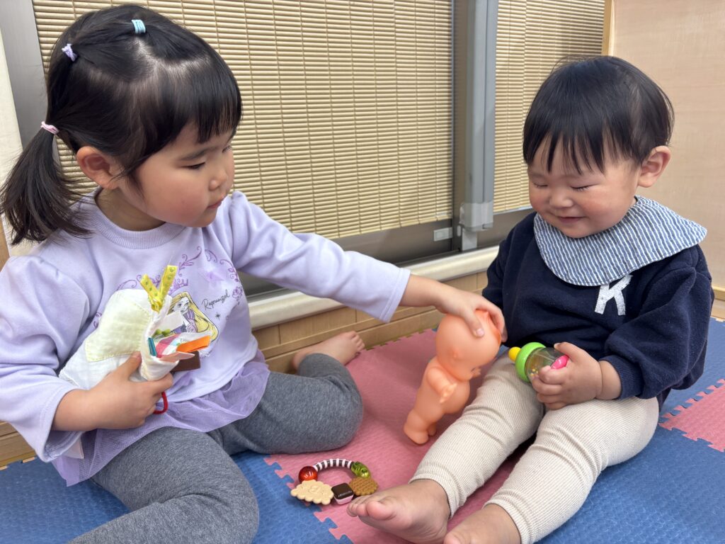 室内遊びで異年齢交流　大阪　保育園　くじら保育園　202603-3