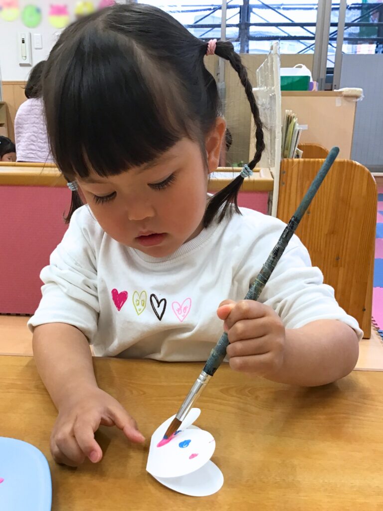 保育園春の製作　デカルコマニー　大阪　くじら保育園　202604-4