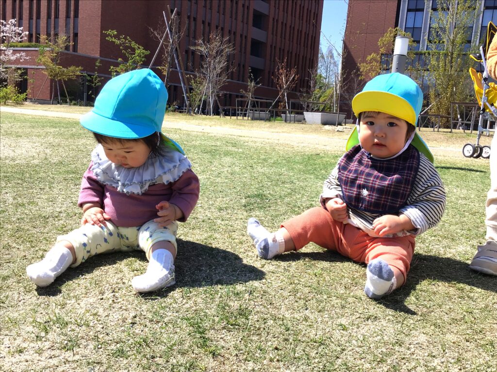 大和大学に春のお散歩　大阪　保育園　くじら保育園　202604-2