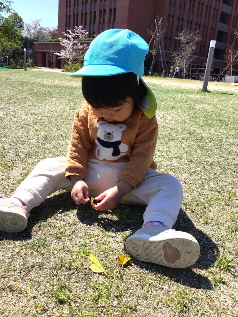 大和大学に春のお散歩　大阪　保育園　くじら保育園　202604-1