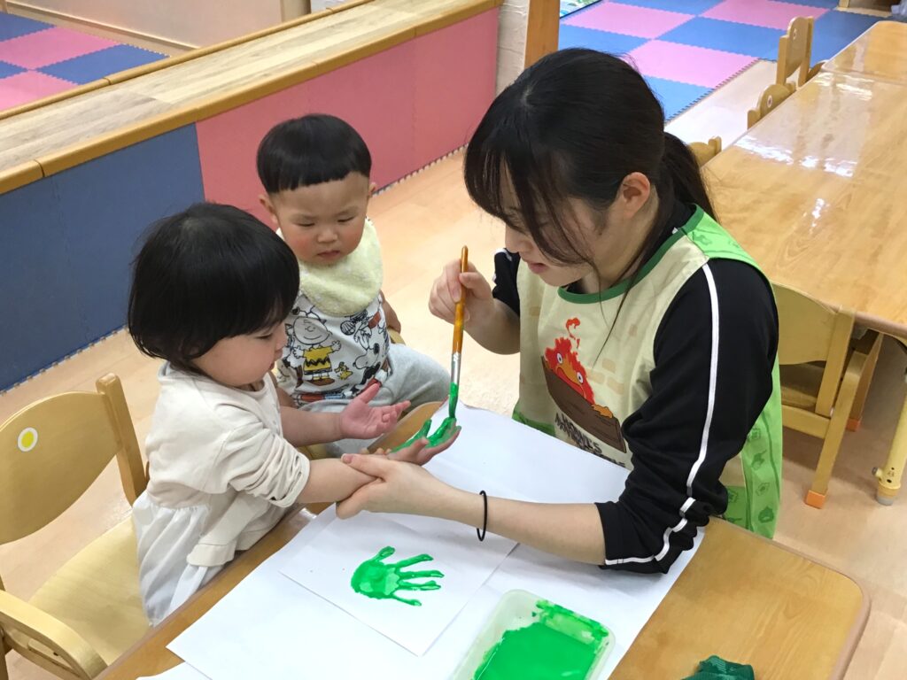 保育園春の製作　デカルコマニー　大阪　くじら保育園　202604-1