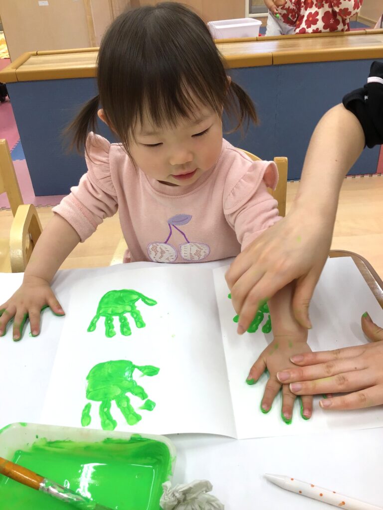 保育園春の製作　デカルコマニー　大阪　くじら保育園　202604-2
