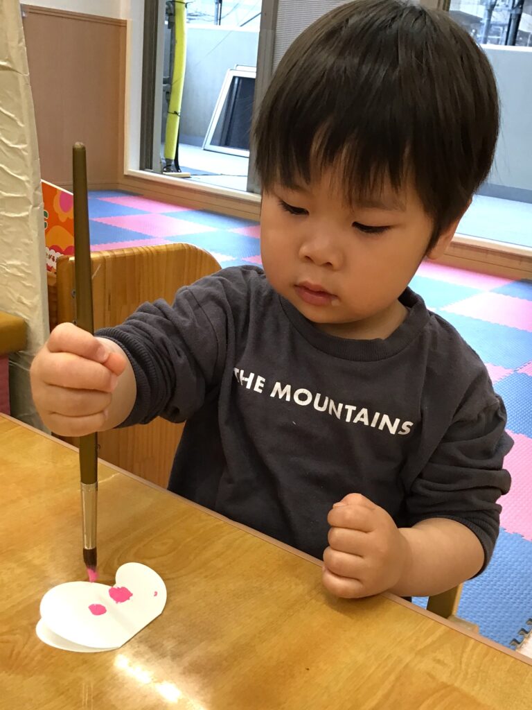 保育園春の製作　デカルコマニー　大阪　くじら保育園　202604-3