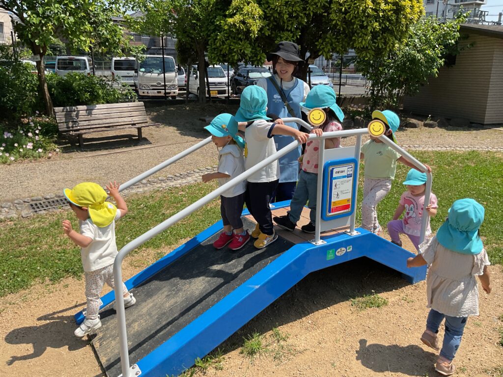 保育園からお散歩遠足へ 大阪 くじら保育園 202605-4
