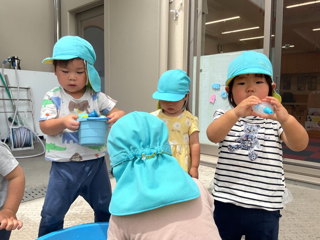 保育園のテラスで水遊び 大阪 くじら保育園 202607-3